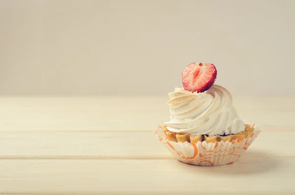 Gâteau avec crème blanche et fraises fraîches sur la table - filtre instagram rétro — Photo