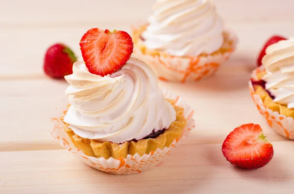 Pastel con crema blanca y fresas frescas en la mesa — Foto de Stock