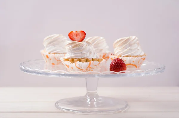 Pastel con crema blanca y fresas frescas en el stand — Foto de Stock