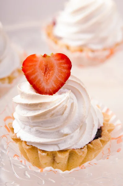 Kuchen mit weißer Sahne und frischen Erdbeeren am Stand — Stockfoto