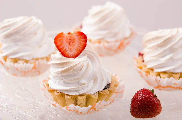 Pastel con crema blanca y fresas frescas en el stand — Foto de Stock