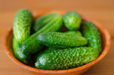 ahşap kase masada yeşil taze salatalık