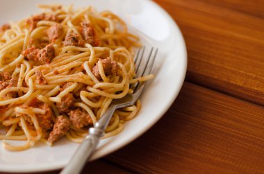 Beyaz tabakta soslu spagetti