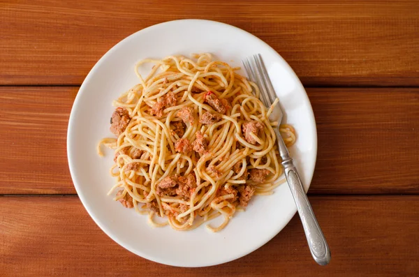 Espaguetis con salsa en un plato blanco —  Fotos de Stock