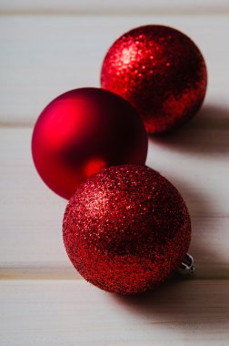 parlak kırmızı Noel topları Beyaz ahşap zemin üzerinde
