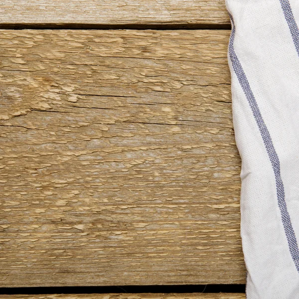 Mesa de madera de tablones con toalla blanca — Foto de Stock