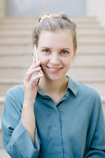 Bizneswoman Telefonem Komórkowym — Zdjęcie stockowe