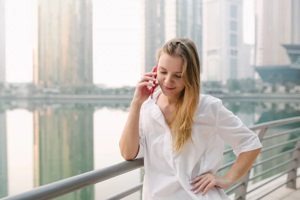Młoda Kobieta Rozmawiająca Przez Telefon Mieście — Zdjęcie stockowe