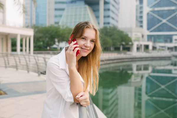 Młoda Kobieta Rozmawiająca Przez Telefon Mieście — Zdjęcie stockowe