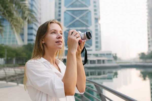 Een Vrouw Met Een Fotocamera Stad — Stockfoto