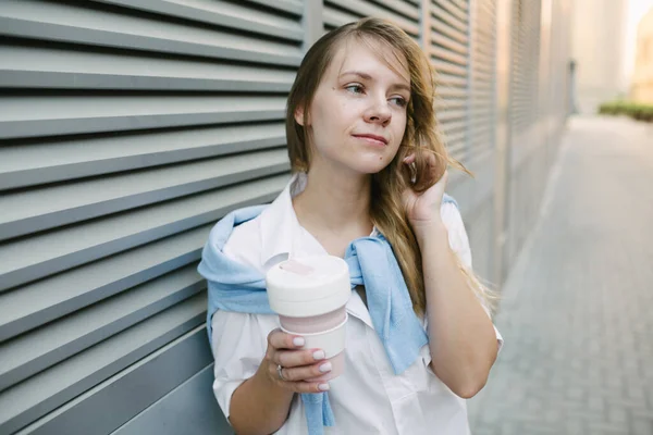 Şehirde Günlük Kıyafetleri Içinde Kahve Getiren Bir Kadın — Stok fotoğraf