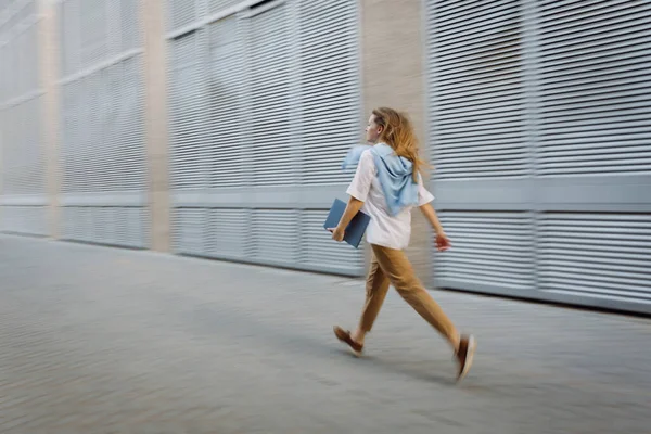 Una Mujer Vestida Con Ropa Casual Negocios Con Portátil Corriendo — Foto de Stock