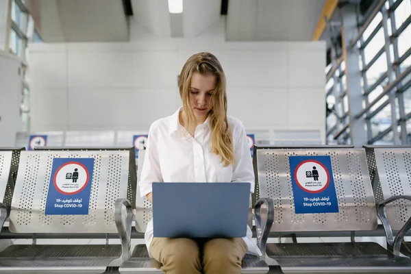 Молода Жінка Використовує Ноутбук Сидячи Аеропорту — стокове фото