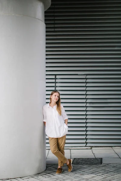 Портрет Красивой Молодой Женщины Белой Рубашке — стоковое фото