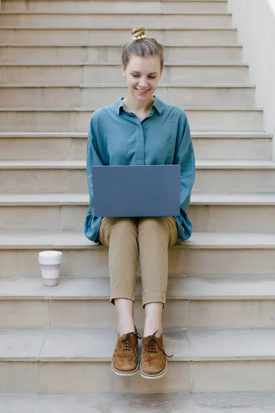 Sorrindo Jovem Mulher Usando Laptop Sentado Escadas Com Café Fotos De Bancos De Imagens Sem Royalties
