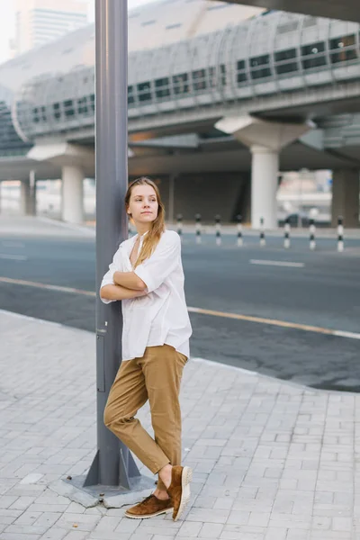 Retrato Bela Jovem Mulher Camisa Branca Posando Rua Cidade Imagens De Bancos De Imagens