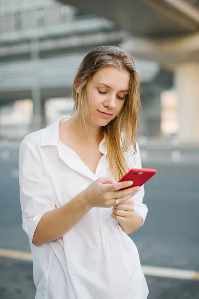 Elinde Akıllı Telefon Tutan Genç Bir Kadın Telifsiz Stok Fotoğraflar