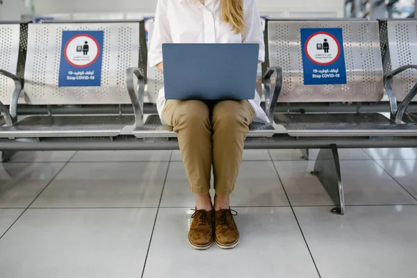 Foto Cortada Mulher Jovem Usando Laptop Sentado Aeroporto Fotos De Bancos De Imagens