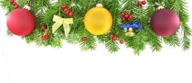 Noel sınırı köknar dallarından yapılmıştır. Renkli toplar, kırmızı böğürtlenler, çan ve fiyonklarla süslenmiş. Yeni yıl konsepti. Boşluğu kopyala.