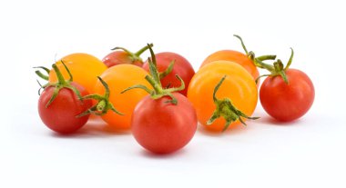 Beyaz arka planda izole edilmiş kırmızı ve sarı domatesler. Sağlıklı vejetaryen gıda konsepti.