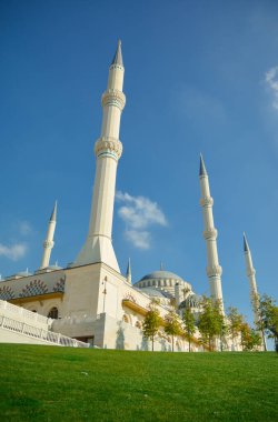 Beyaz kuleli modern İstanbul camii 