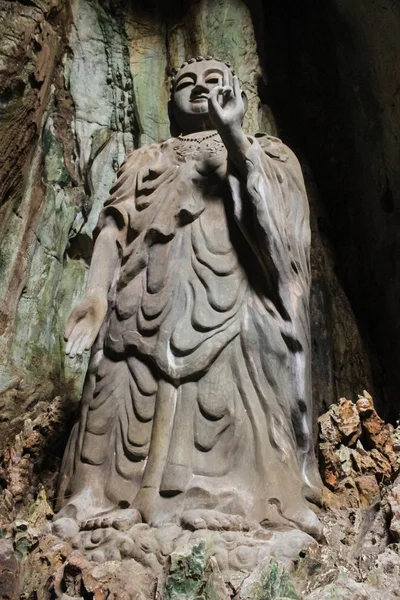 Budda feito de pedra dentro da caverna — Fotografia de Stock