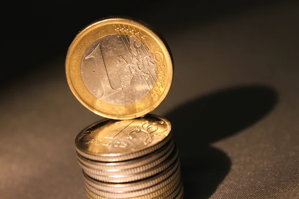 Moneda de euro en una pila de rublos rusos — Foto de Stock