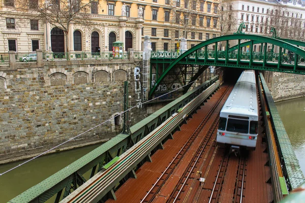 Rückwärtsfahrender Zug auf der Brücke über den Kanal. Stockbild