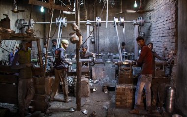 Bu görüntü, 13 Şubat 2019 'da Dhaka, Bangladeş, Güney Asya' da bir alüminyum fabrikasındaki insanların çalışkan hareketine ait.