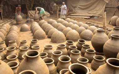 Potter avluda çalışıyor. Bu resmi 12 Şubat 2021 'de Nimtoli, Shekhornagar, Bangladeş' ten çektim.