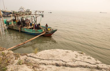 Nehir kıyısında büyük bir erozyon. Bu resmi 12-02-2021 'de Güney Asya, Bangladeş' ten çektim.