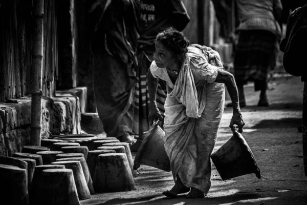 Old Women Potterer Carrying Pottery Image Captured January 2028 Dhamrai — Fotografia de Stock
