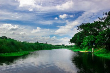 Bulutlu gökyüzünün altındaki gölde 20-2021 Ağustos 'ta Güney Asya, Bangladeş' ten bu resmi çektim.