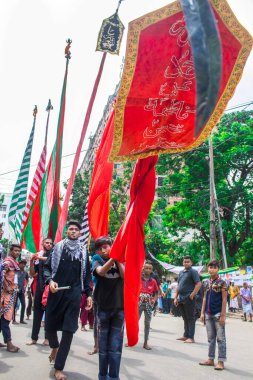 Şii Müslümanların her yıl düzenlediği sakin bir geçit töreni. Her yıl kötü insanlara karşı düzenlenen bu sakin geçit törenini kutluyorlar. O gün onlar da dünya barışı için dua ederler. Bu resmi 10 Eylül 2019 'da Dhaka, Bangladeş' ten çektim..