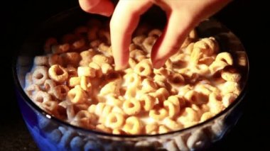 Mısır gevreği kaşıkla yemek