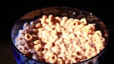 kabın içinde Mısır gevreği.