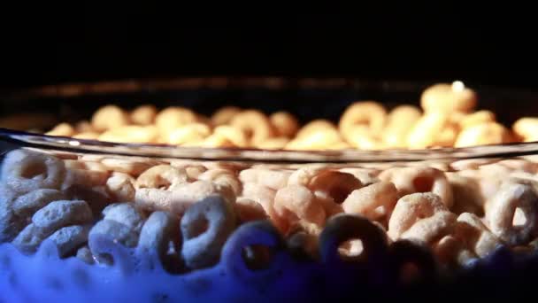 Comer cereales con cuchara — Vídeos de Stock