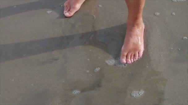 Ondas do oceano batendo nos pés — Vídeo de Stock