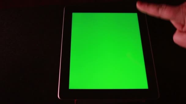 Планшет с зеленым экраном — стоковое видео