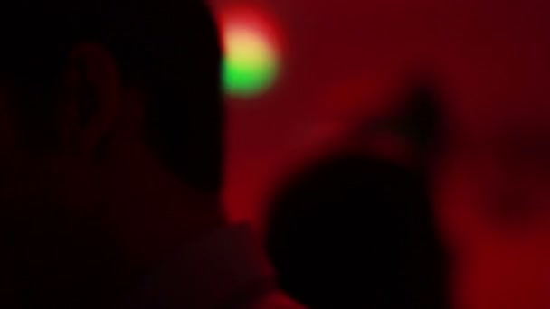 派对的 dj 灯光，晚上跳舞的人 — 图库视频影像