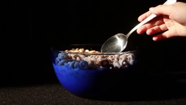 Manger des céréales avec une cuillère 