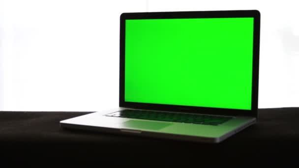 Groene laptop scherm — Stockvideo