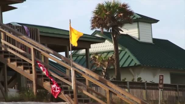 Gele vlag, zonsondergang — Stockvideo