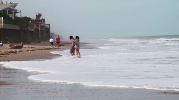 Paar hat Spaß am Strand — Stockvideo