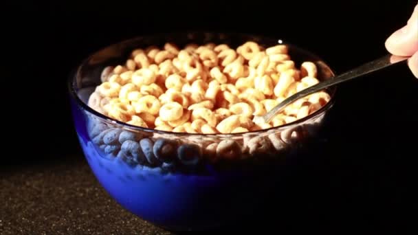 Manger des céréales avec une cuillère 