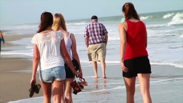 女性のビーチの上を歩いて — ストック動画