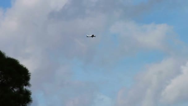 Avión volando con nubes — Vídeos de Stock