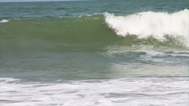 Golven op het strand — Stockvideo