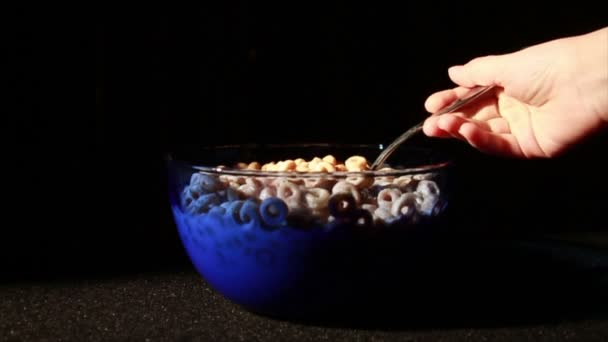 Manger des céréales avec une cuillère 