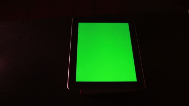 Tablet mit grünem Bildschirm — Stockvideo